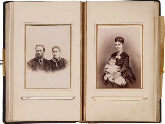 Семейный альбом фотографий из архива художника Анатолия Алексеевича Толоконникова. Всего 42 фотографии конца XIX 